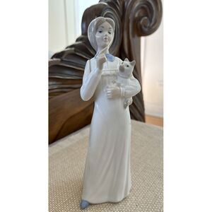 Tengra Porcelain Girl Scolding Kitten Cat Figurine HandMade in Spain 8 3/4" Tall